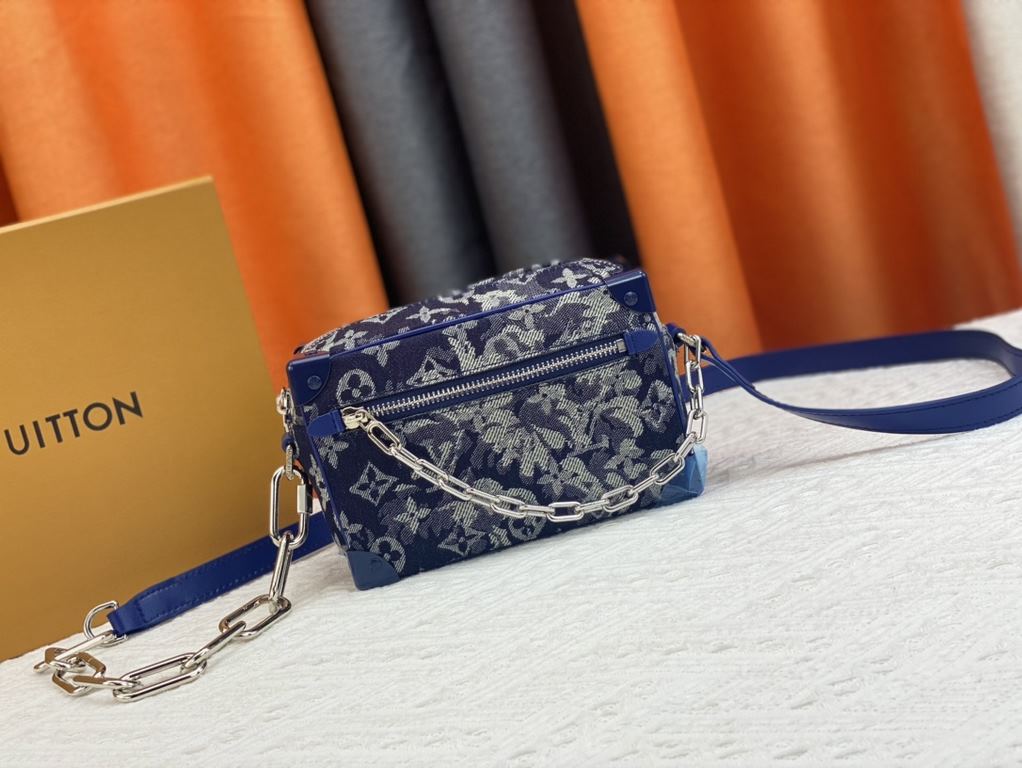 Upgraded Original Exclusive Authentic M60394 M80033 M20557 M44480 with new Louis Vuitton! signature printed on its vintage Monogram canvas and chunky chain, the mini soft trunk bag is part of Virgil Abra's everyday LV ca