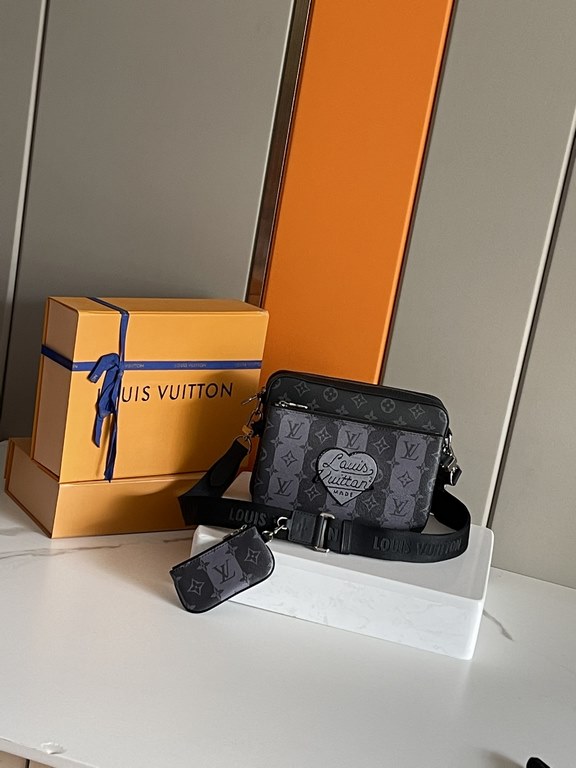 Genuine original development   perfect detail   original hardware [TRIO Messenger Bag 】 m69443 LV2 Collection Virgil Abloh has collaborated with Japanese designer Nigo to create the Trio messenger bag for the NIGO x Loui