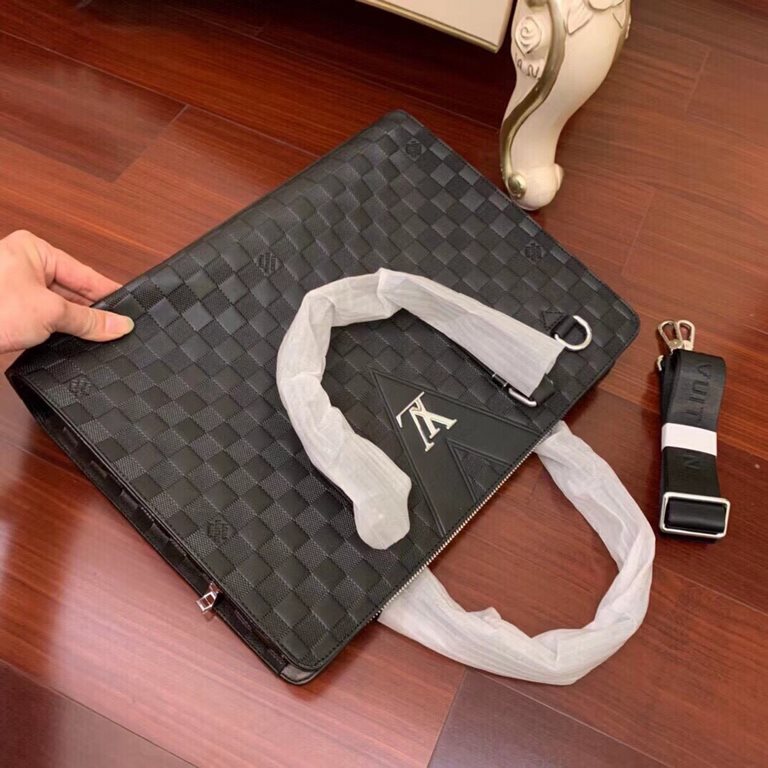 The briefcase is made of genuine YKK hardware, and you will understand how good it is when you get it. Briefcase Genuine YKK hardware, get your hands on it and you'll understand how good Italy    plain cowhide (market ex