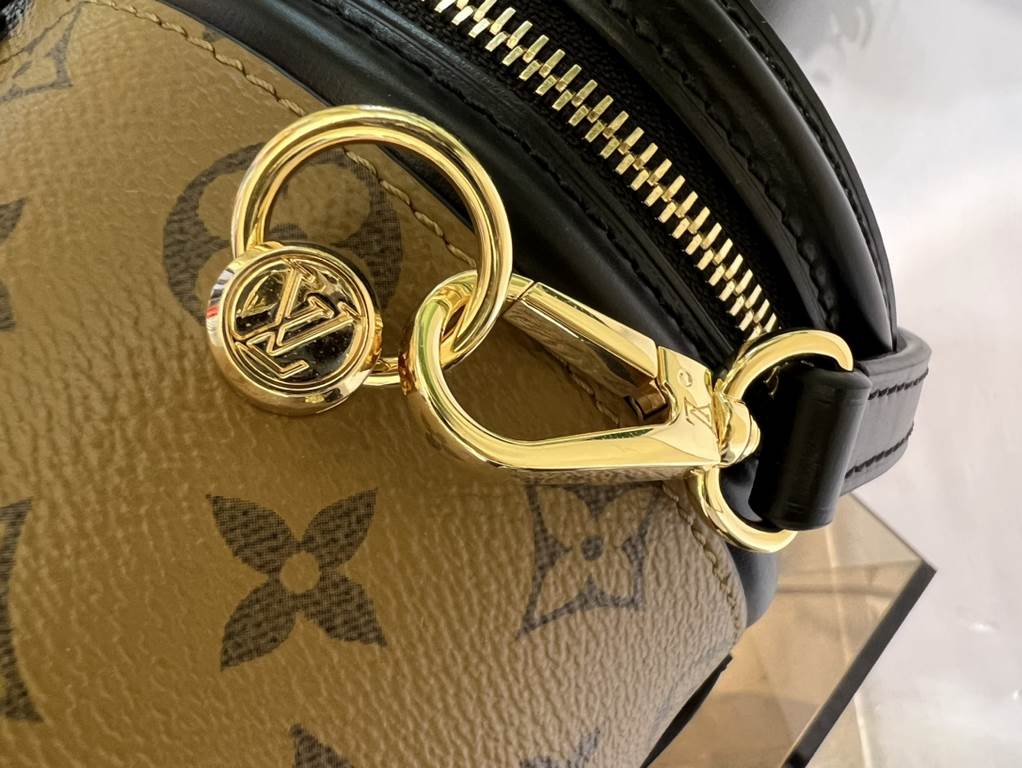 M43986 YELLOW FLOWER VANITY HANDBAG Drawing on the historic Louis Vuitton Cannes vanity case, Artistic Director of Women's Wear Nicolas Ghesquière revisits the classic charm of yesteryear with this semi-rigid bag in a mi