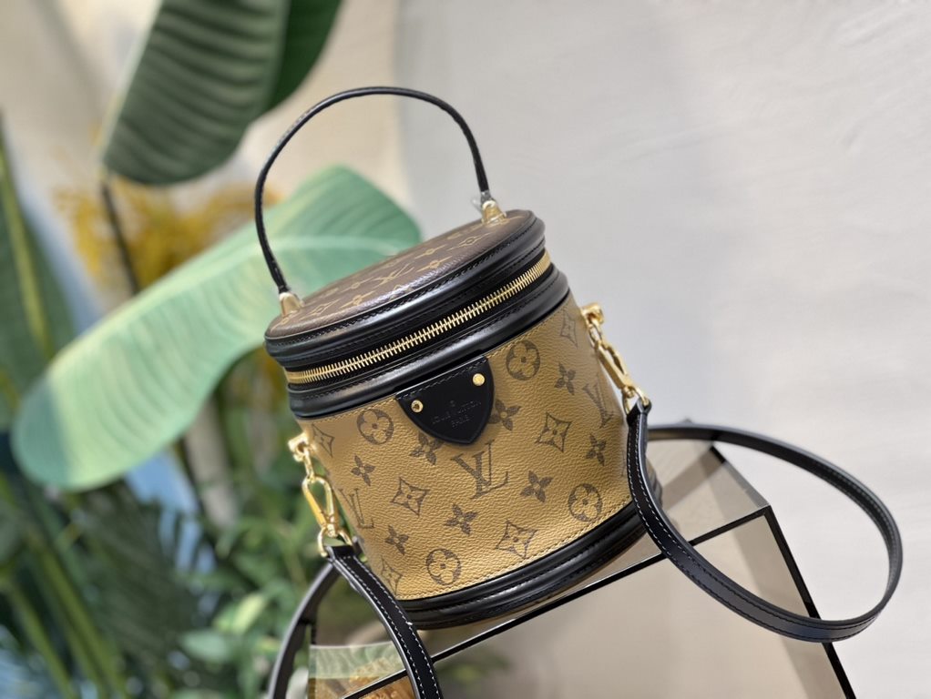 M43986 YELLOW FLOWER VANITY HANDBAG Drawing on the historic Louis Vuitton Cannes vanity case, Artistic Director of Women's Wear Nicolas Ghesquière revisits the classic charm of yesteryear with this semi-rigid bag in a mi