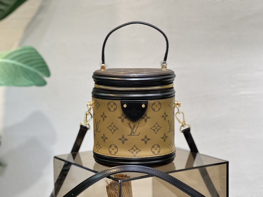 M43986 YELLOW FLOWER VANITY HANDBAG Drawing on the historic Louis Vuitton Cannes vanity case, Artistic Director of Women's Wear Nicolas Ghesquière revisits the classic charm of yesteryear with this semi-rigid bag in a mi