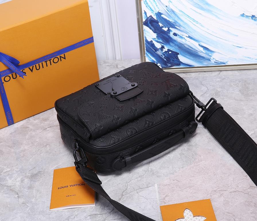 Top Original M58489 This S Lock messenger bag is crafted from supple Taurillon leather in an elegant black hue, embellished with the brand's traditional Monogram embossed pattern. The magnetic closure, inspired by George