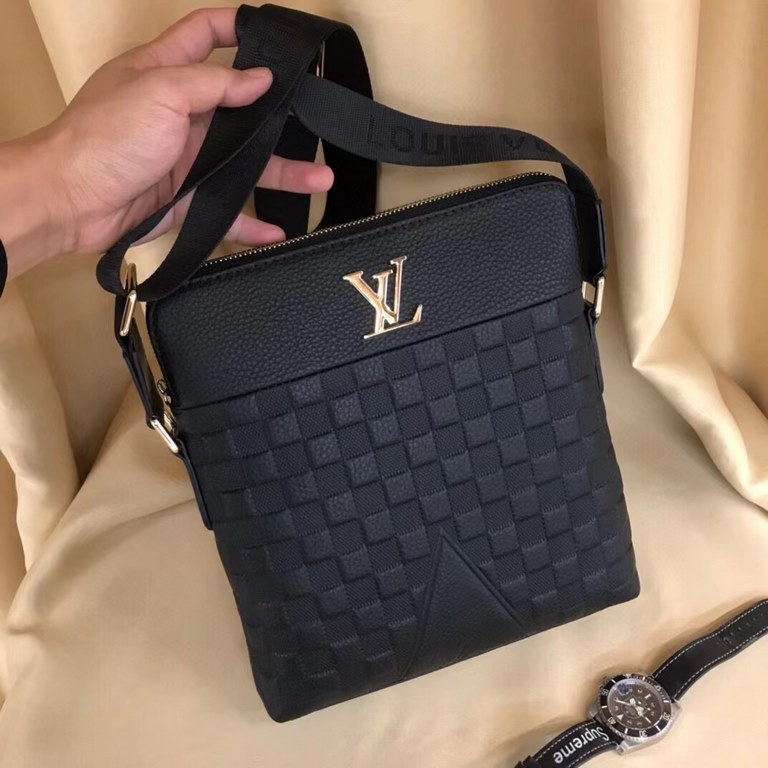 New Lv crossbody bag   Italian imported cowhide   top goods,   steel hardware are brand LOGO, look at the gloss of the leather, look at the oil edge, look at the alignment, the highest quality in the market, there is no 