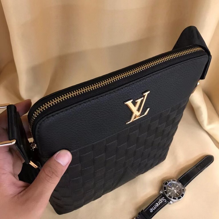 New Lv crossbody bag   Italian imported cowhide   top goods,   steel hardware are brand LOGO, look at the gloss of the leather, look at the oil edge, look at the alignment, the highest quality in the market, there is no 