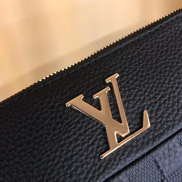 New Lv crossbody bag   Italian imported cowhide   top goods,   steel hardware are brand LOGO, look at the gloss of the leather, look at the oil edge, look at the alignment, the highest quality in the market, there is no 