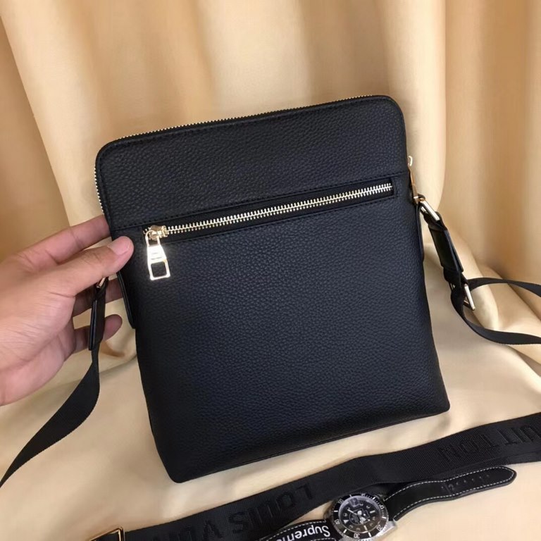 New Lv crossbody bag   Italian imported cowhide   top goods,   steel hardware are brand LOGO, look at the gloss of the leather, look at the oil edge, look at the alignment, the highest quality in the market, there is no 