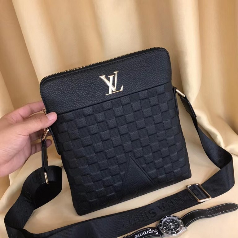 New Lv crossbody bag   Italian imported cowhide   top goods,   steel hardware are brand LOGO, look at the gloss of the leather, look at the oil edge, look at the alignment, the highest quality in the market, there is no 