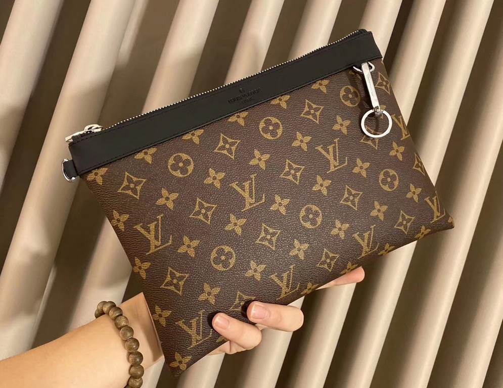 LV Louis Vuitton multifunctional handbag shipping   unisex models   summer staple models   imported special materials PVC plating with leather refined from   real shot not to repair the picture   every detail can be seen