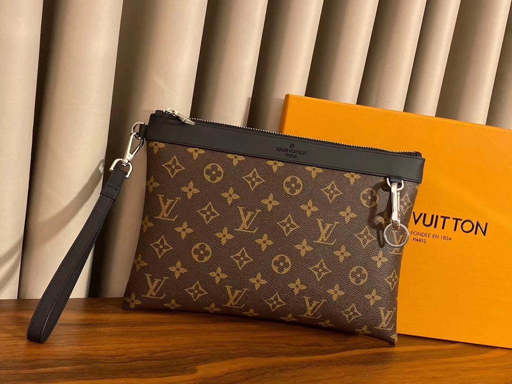 LV Louis Vuitton multifunctional handbag shipping   unisex models   summer staple models   imported special materials PVC plating with leather refined from   real shot not to repair the picture   every detail can be seen