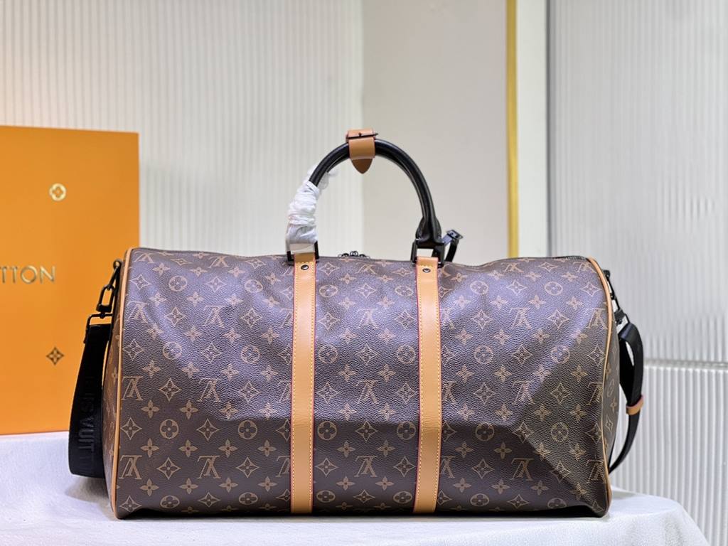 M46703 M41416 This Keepall Bandoulière 45 travel bag introduces classic undertones in Monogram Macassar coated canvas. Side straps are cut from contrasting leather, top leather handles and metal pieces add a subdued touc