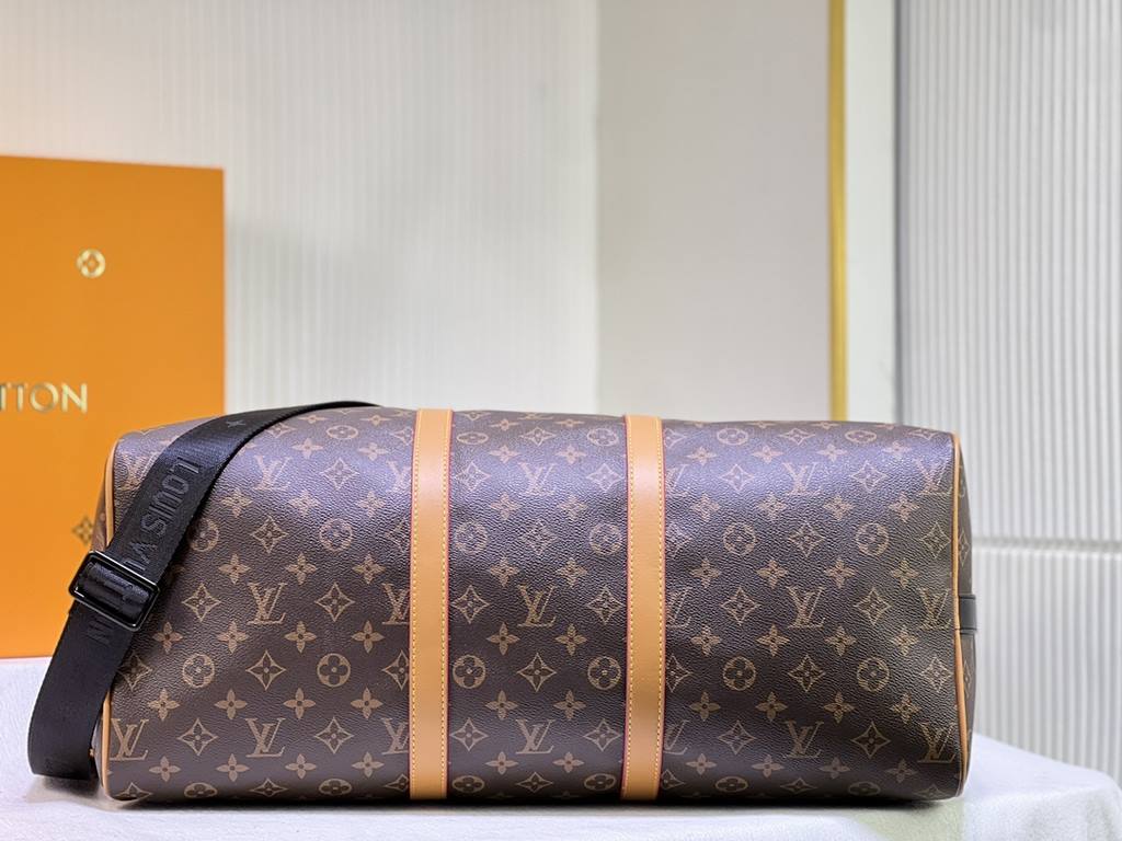 M46703 M41416 This Keepall Bandoulière 45 travel bag introduces classic undertones in Monogram Macassar coated canvas. Side straps are cut from contrasting leather, top leather handles and metal pieces add a subdued touc