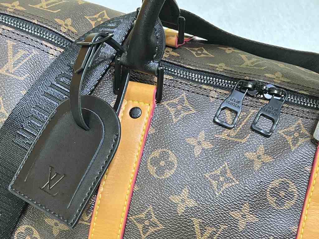 M46703 M41416 This Keepall Bandoulière 45 travel bag introduces classic undertones in Monogram Macassar coated canvas. Side straps are cut from contrasting leather, top leather handles and metal pieces add a subdued touc