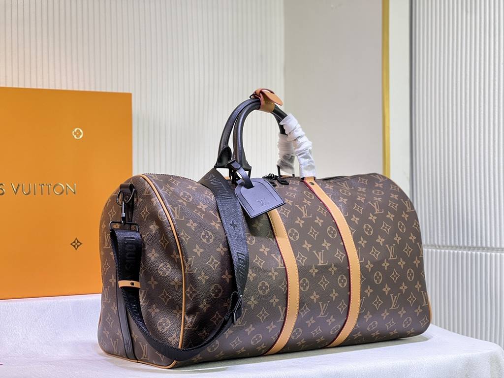 M46703 M41416 This Keepall Bandoulière 45 travel bag introduces classic undertones in Monogram Macassar coated canvas. Side straps are cut from contrasting leather, top leather handles and metal pieces add a subdued touc