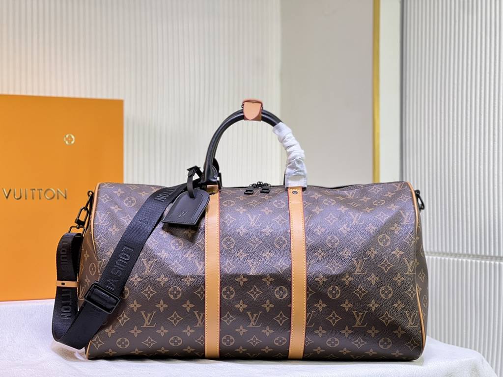 M46703 M41416 This Keepall Bandoulière 45 travel bag introduces classic undertones in Monogram Macassar coated canvas. Side straps are cut from contrasting leather, top leather handles and metal pieces add a subdued touc