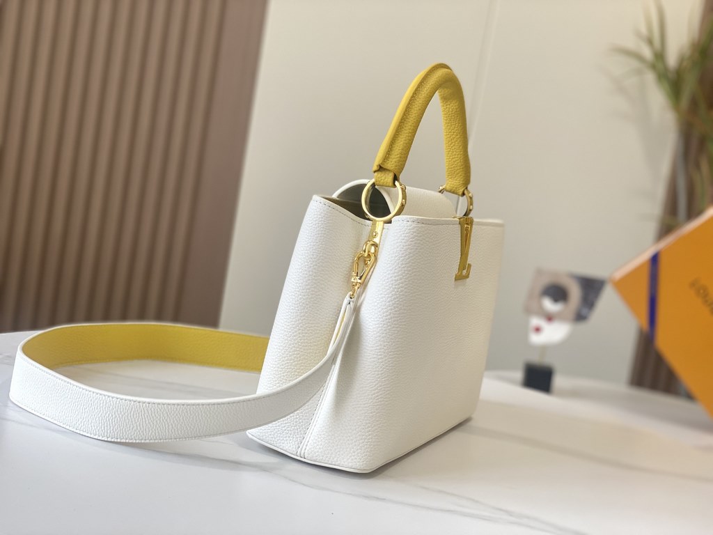 EXCLUSIVE PHOTO - M59434This medium Capucines BB handbag is shaped in full-grain cowhide leather in the compact size of the Capucines collection, with LV's letters, signature side loops, and a floral Monogram flap.Detail