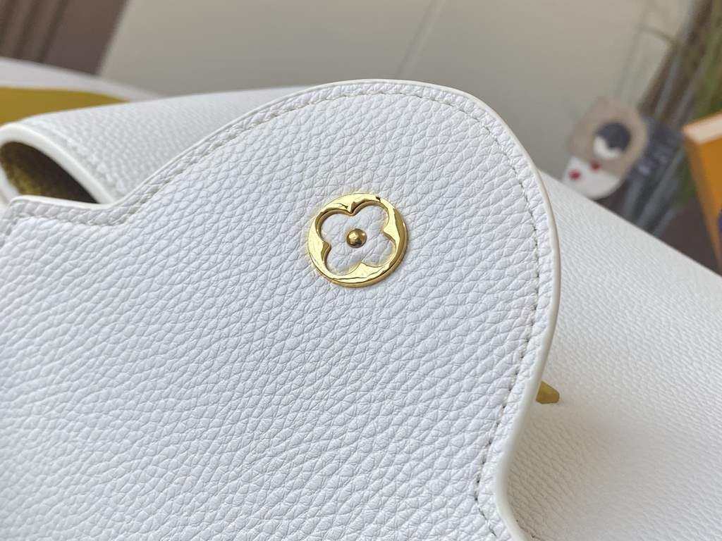 EXCLUSIVE PHOTO - M59434This medium Capucines BB handbag is shaped in full-grain cowhide leather in the compact size of the Capucines collection, with LV's letters, signature side loops, and a floral Monogram flap.Detail