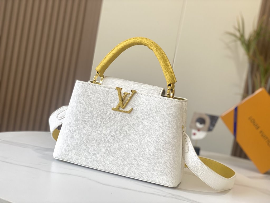 EXCLUSIVE PHOTO - M59434This medium Capucines BB handbag is shaped in full-grain cowhide leather in the compact size of the Capucines collection, with LV's letters, signature side loops, and a floral Monogram flap.Detail