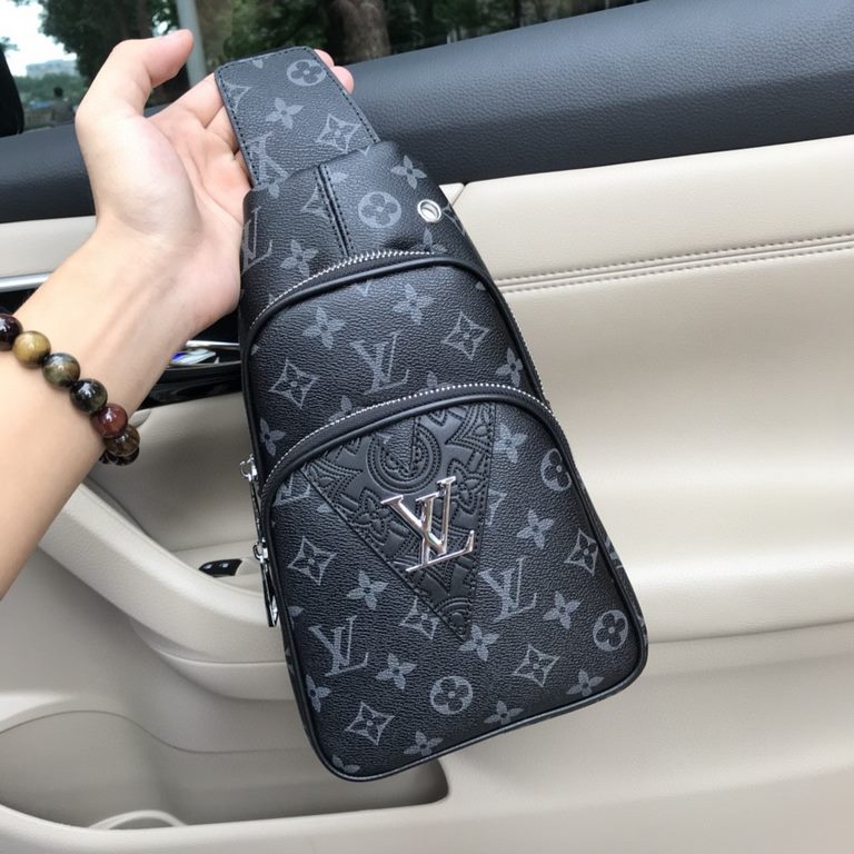 So many people looking at the bag!  LV is not good to sell turn the picture know. Latest 2020 Launched Men's Chest Bag, Selected Leather - High-grade Imported Cowhide Leather, Imported Lining Design  Uniform alignment [B