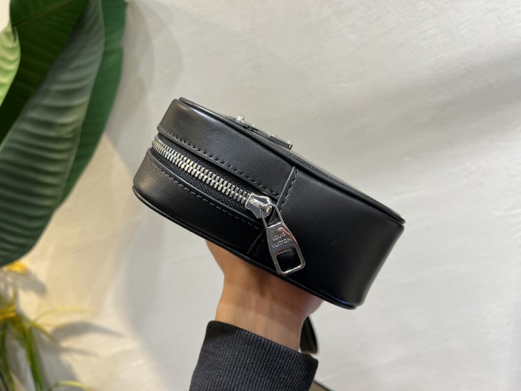 M41664 Black Check Black Flower 41663 Coffee 42838 Flower 51726 Water Wave 41663 Creme 30441 Cross 30443 Silver Wheat The Pochette Kasai clutch is shaped in a compact form in finely textured Taga leather, with the letter