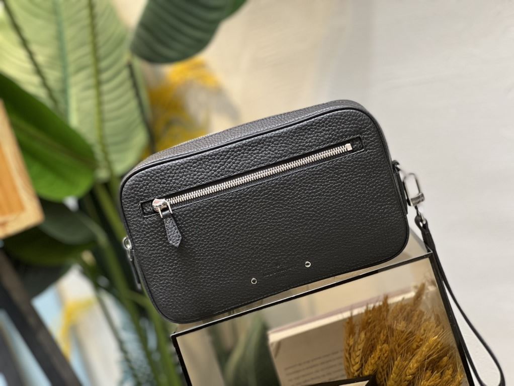 M41664 Black Check Black Flower 41663 Coffee 42838 Flower 51726 Water Wave 41663 Creme 30441 Cross 30443 Silver Wheat The Pochette Kasai clutch is shaped in a compact form in finely textured Taga leather, with the letter