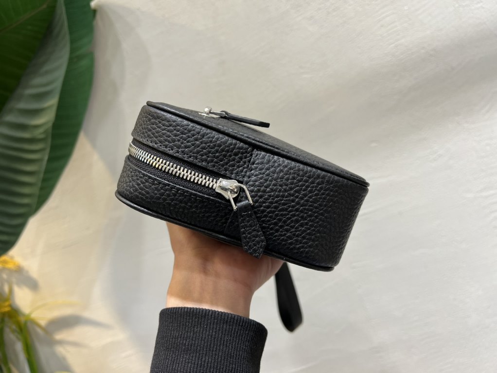 M41664 Black Check Black Flower 41663 Coffee 42838 Flower 51726 Water Wave 41663 Creme 30441 Cross 30443 Silver Wheat The Pochette Kasai clutch is shaped in a compact form in finely textured Taga leather, with the letter