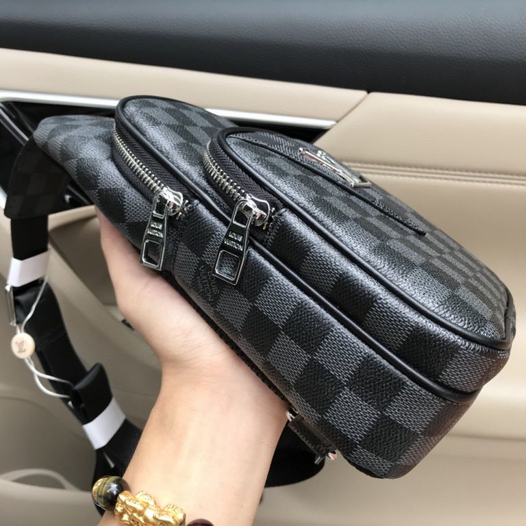 So many people looking at the bag!  LV is not good to sell turn the picture know. Newest 2020 Launched Men's Chest Bag, Selected Leather - High-grade Imported Cowhide Leather, Imported Lining Design  Uniform alignment [B