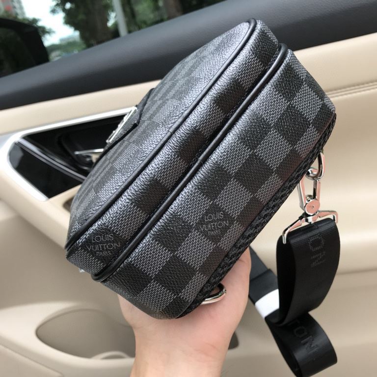 So many people looking at the bag!  LV is not good to sell turn the picture know. Newest 2020 Launched Men's Chest Bag, Selected Leather - High-grade Imported Cowhide Leather, Imported Lining Design  Uniform alignment [B