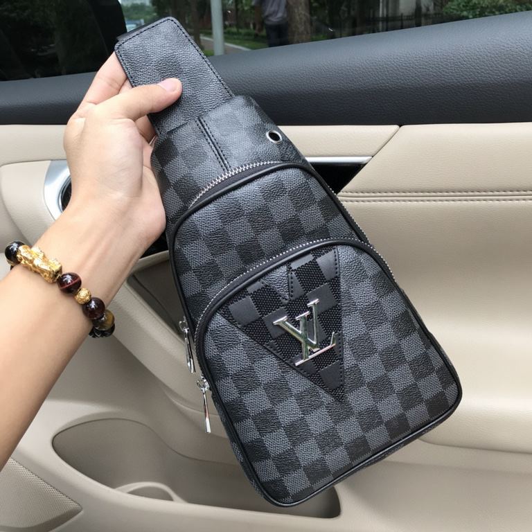 So many people looking at the bag!  LV is not good to sell turn the picture know. Newest 2020 Launched Men's Chest Bag, Selected Leather - High-grade Imported Cowhide Leather, Imported Lining Design  Uniform alignment [B