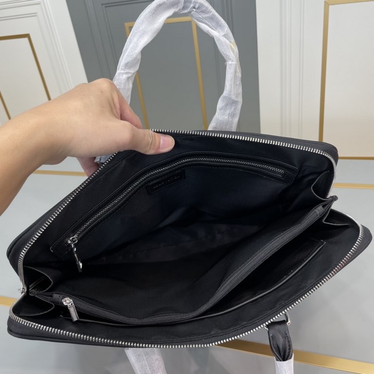 The original official network original single goods [love] LV original single authentic new counter with the same high-end men's casual briefcase   workmanship is super refined and elegant. With imported raw materials co