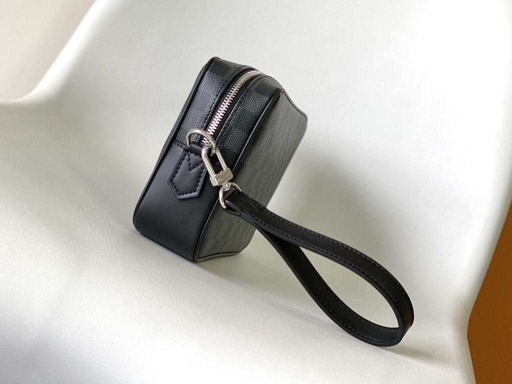 Top quality original  M41663 Lychee N41664 Black Check N41663 Non-Check M42838 Old Flower M41663 Black Flower Clutch The Pochette Kasai clutch is shaped in subtle Taga leather with a compact shape and LV lettering at the