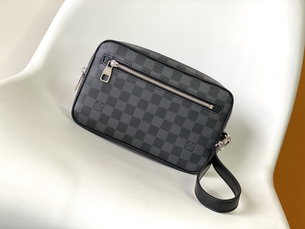 Top quality original  M41663 Lychee N41664 Black Check N41663 Non-Check M42838 Old Flower M41663 Black Flower Clutch The Pochette Kasai clutch is shaped in subtle Taga leather with a compact shape and LV lettering at the