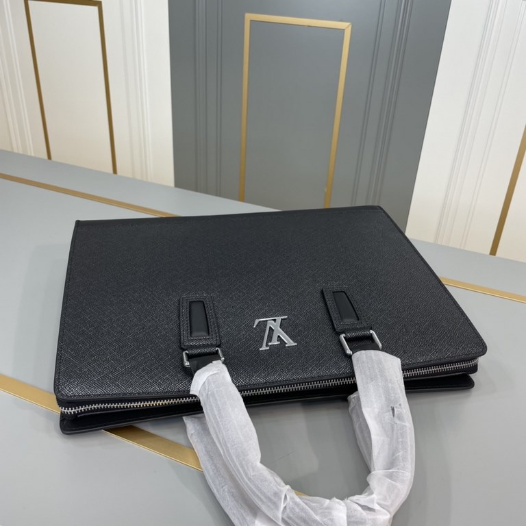 The original official network original single goods [love] LV original single authentic new counter with the same high-end men's casual briefcase   workmanship is super refined and elegant. With imported raw materials co