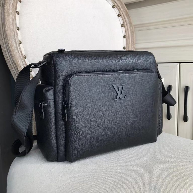 LV    new men's, tide brand   the most trendy and hottest models Imported original cowhide, feel first-class   workmanship is very exquisite   exhibition of fashion and trend, presenting an inadvertent fashionable style 