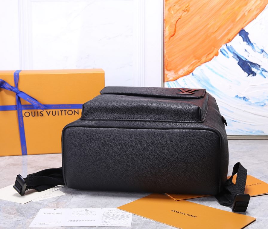 The new LV Aerogram shoulder bag from   Top OriginalsM57079 revolutionizes trendsetting with elegance. The fine calfskin leather is as supple as an old-fashioned airmail stationery and is embellished with a matte metal L