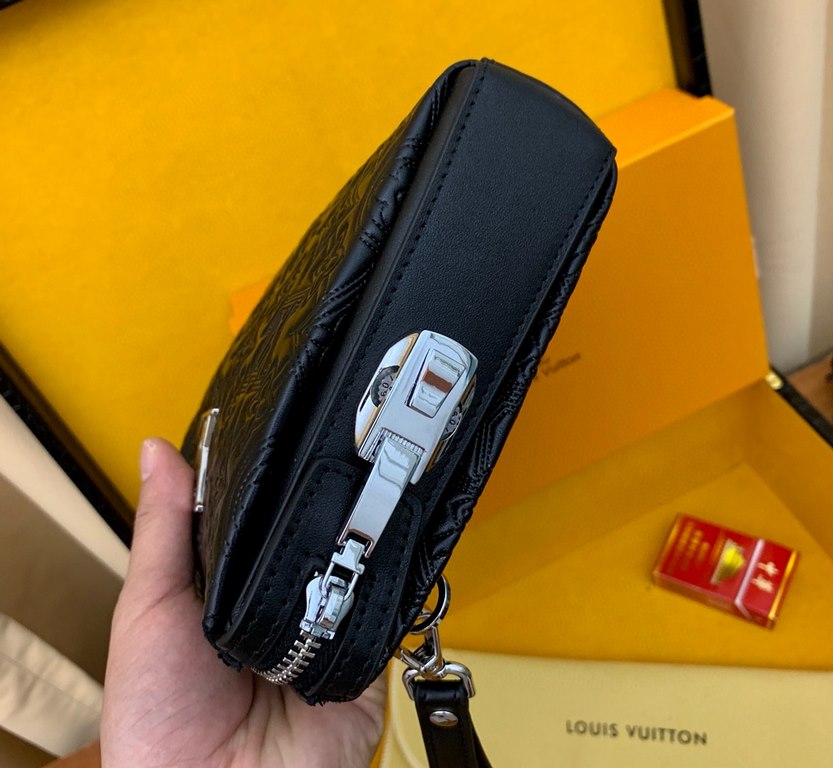 Batch ~ LV explosive model combination lock; rich masterpiece ~ ~ real pure cowhide, with the flavor of leather, model 33016-1...   Exclusive fire models attention; ... Paris first exhibition CEO heavy recommended models