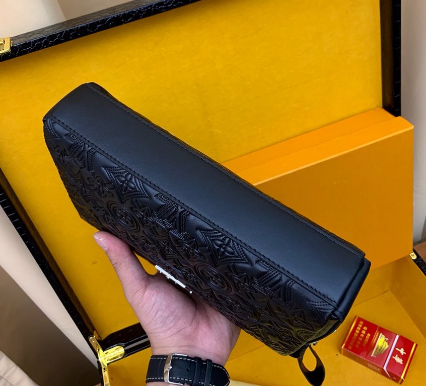 Batch ~ LV explosive model combination lock; rich masterpiece ~ ~ real pure cowhide, with the flavor of leather, model 33016-1...   Exclusive fire models attention; ... Paris first exhibition CEO heavy recommended models