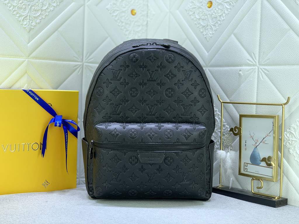 Upgraded from the original M46553 Black Flower Embossed This Discovery duffel bag is made of soft Monogram Eclipse coated canvas fabric with the subdued touch of metal pieces. The exterior pockets provide easy access to 