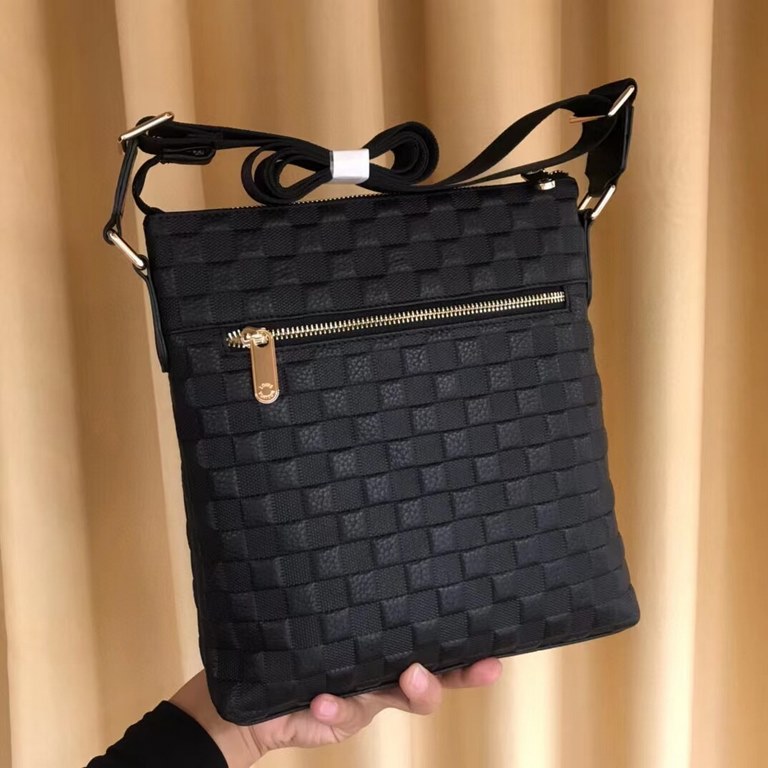 New Lv crossbody bag   Italian imported cowhide   top goods,   steel hardware are brand LOGO, look at the gloss of the leather, look at the oil edges, look at the alignment, the highest quality in the market, there is no