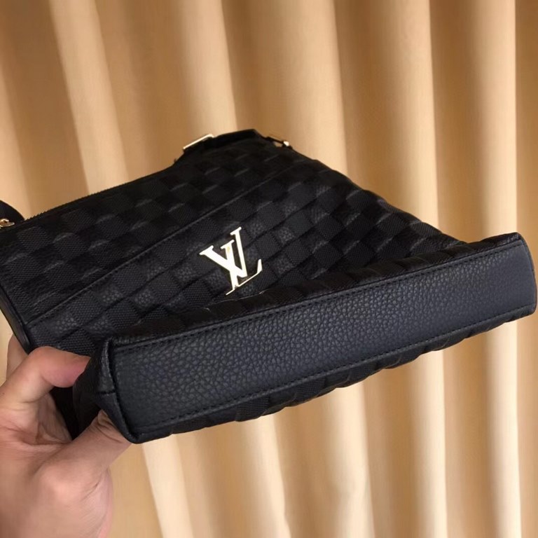 New Lv crossbody bag   Italian imported cowhide   top goods,   steel hardware are brand LOGO, look at the gloss of the leather, look at the oil edges, look at the alignment, the highest quality in the market, there is no