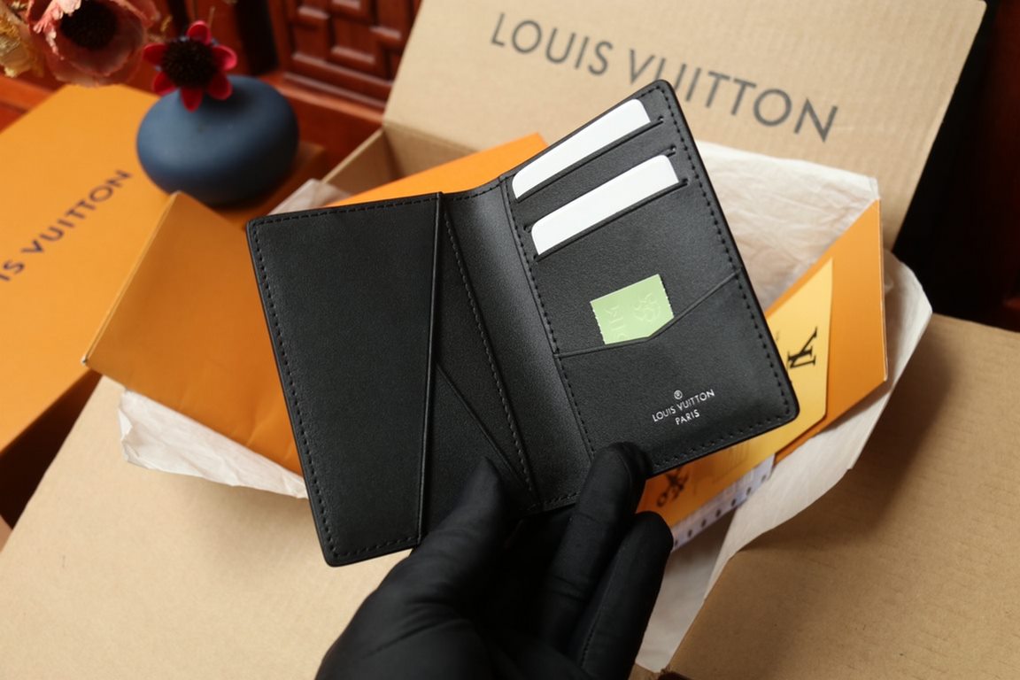 M69979New LV Aerogram Pocket WalletCrafted from calfskin as supple as old-time airmail stationery, the metal LV letters underline the brand's identity, while compartments and card slots combine elegance and functionality