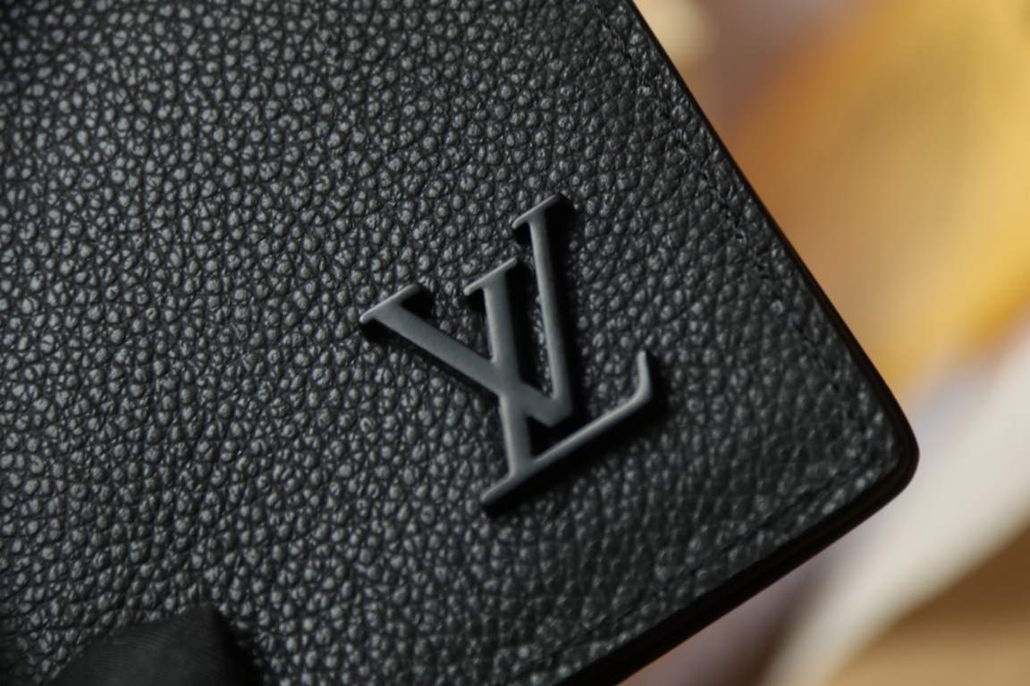 M69979New LV Aerogram Pocket WalletCrafted from calfskin as supple as old-time airmail stationery, the metal LV letters underline the brand's identity, while compartments and card slots combine elegance and functionality