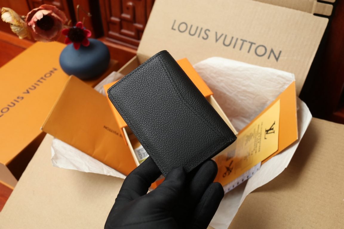 M69979New LV Aerogram Pocket WalletCrafted from calfskin as supple as old-time airmail stationery, the metal LV letters underline the brand's identity, while compartments and card slots combine elegance and functionality