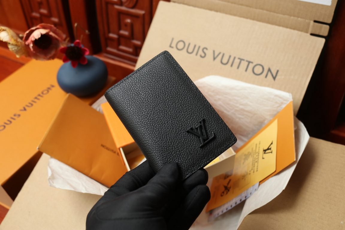 M69979New LV Aerogram Pocket WalletCrafted from calfskin as supple as old-time airmail stationery, the metal LV letters underline the brand's identity, while compartments and card slots combine elegance and functionality