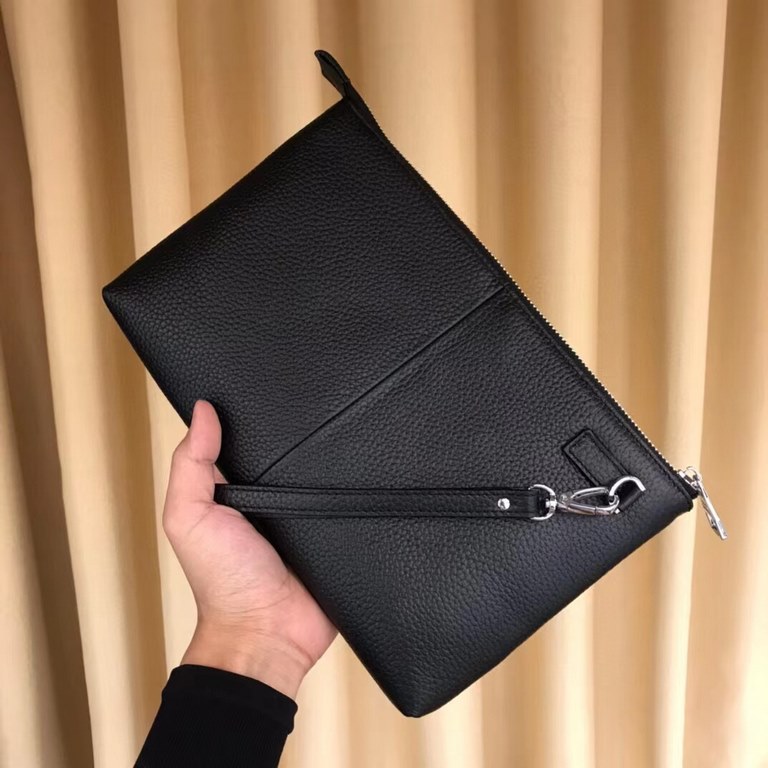 Louis Vuitton Clutch Bag Exclusive First  Original Goods   This tote bag is made of imported cowhide leather   Each bag is decorated with PRADA Lightweight and super practical   Length 28XHeight 18XBottom 3cm  Model No. 