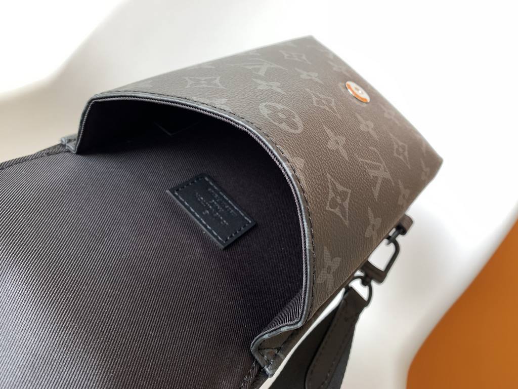 EXCLUSIVE ACTIVITIES TOP ORIGINAL M45912SAUMUR SHOULDER BAG This new shoulder bag is inspired by Louis Vuitton's iconic Saumur bag, created in 1986, in Monogram Eclipse canvas with leather details that represent the Hous