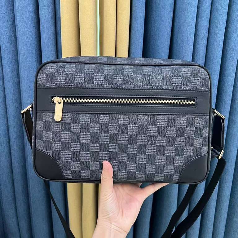 LV Crossbody BagModel 2367-2Size 31-21-7Counter new    heavy hit version replica   original leather replica   leather super soft   oversized capacity   customized counter original hardware  smooth zipper    perfect craft