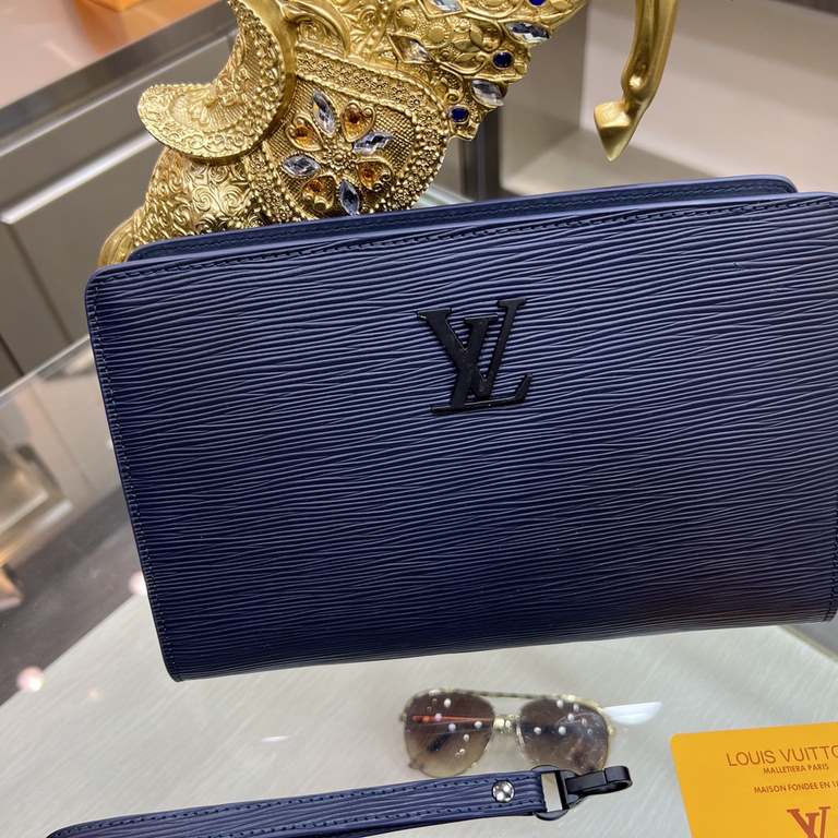 New  LOUIS VUITTON (Louis Vuitton)   the latest clutch bag Not only the bag type is well done, but also the quality is very fine, the use of imported water ripple cowhide leather production, hardware supporting with a co