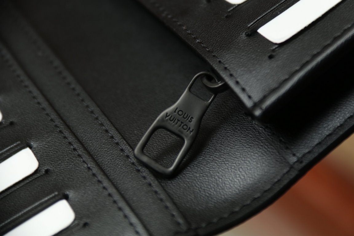 M69980New Aerogram Brazza WalletThe grained calfskin leather is emphasized with a discreet metallic LV lettering. The compartments and card slots hold bills, documents and coins, making it ideal for use with the LV Aerog