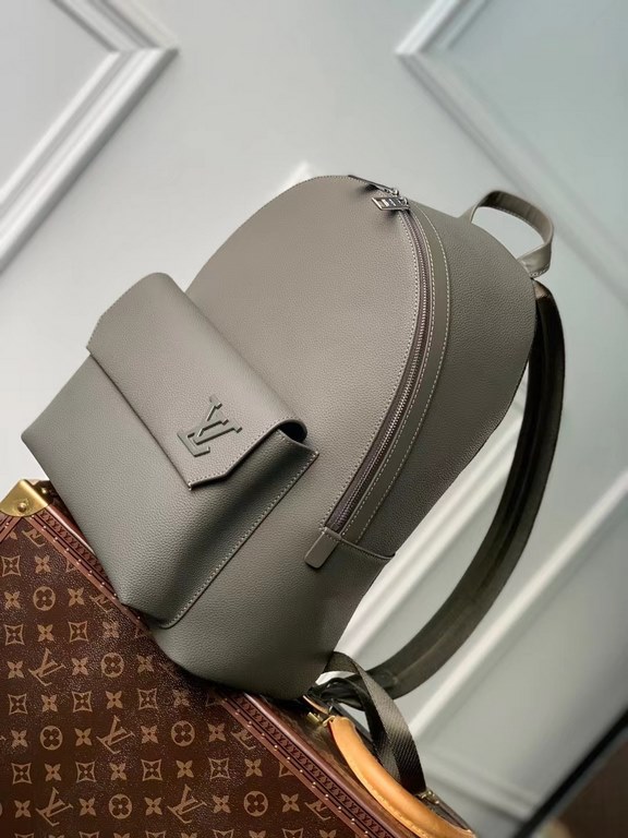 The new LV Aerogram shoulder bag from   Premium OriginalsM21362 revolutionizes trendsetting with its elegance. The fine calfskin leather is as supple as an old-fashioned airmail stationery and is embellished with a matte